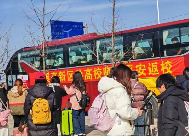 免费爱心接站车将学生们由本溪新城高铁站直接送入校内公寓区,为学生