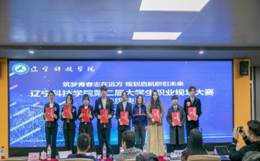 一群人站在屏幕前面描述已自动生成