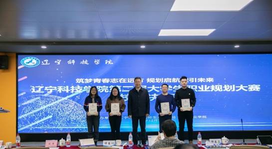 一群人站在屏幕前面描述已自动生成