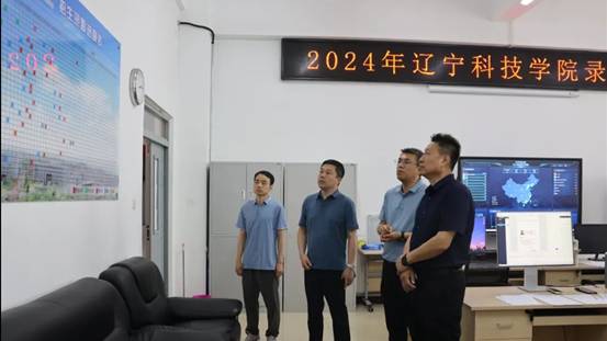 图为 辽宁科技学院纪委书记闫海军,副院长葛会奇莅临招生录取现场指导工作