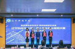 一群人站在屏幕前面描述已自动生成