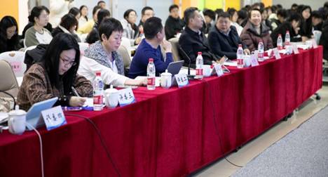 人们在看台上的人在桌子上中度可信度描述已自动生成