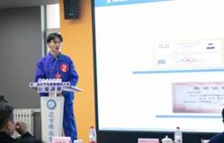 人们在看台上的人在电视前中度可信度描述已自动生成