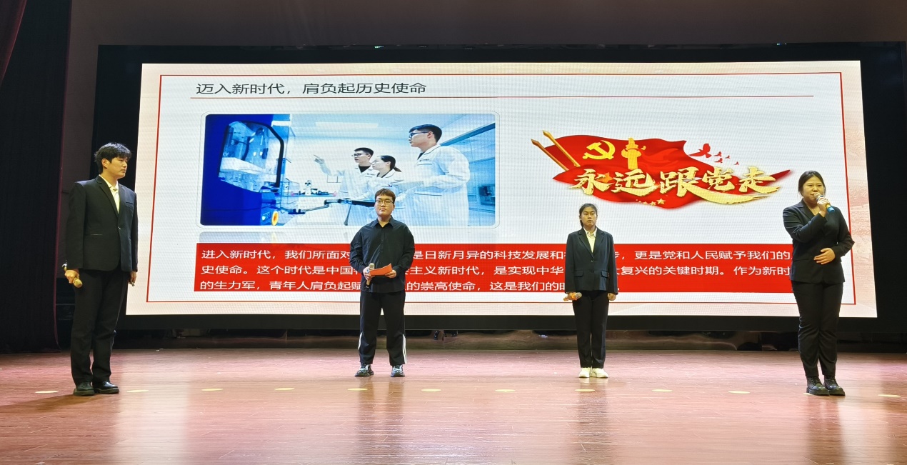 图片包含 站, 对着, 女人, 男人 描述已自动生成