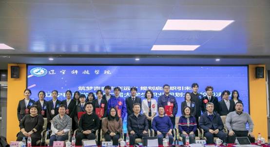 一群人站在屏幕前描述已自动生成