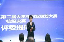 男人的照片上写着字描述已自动生成