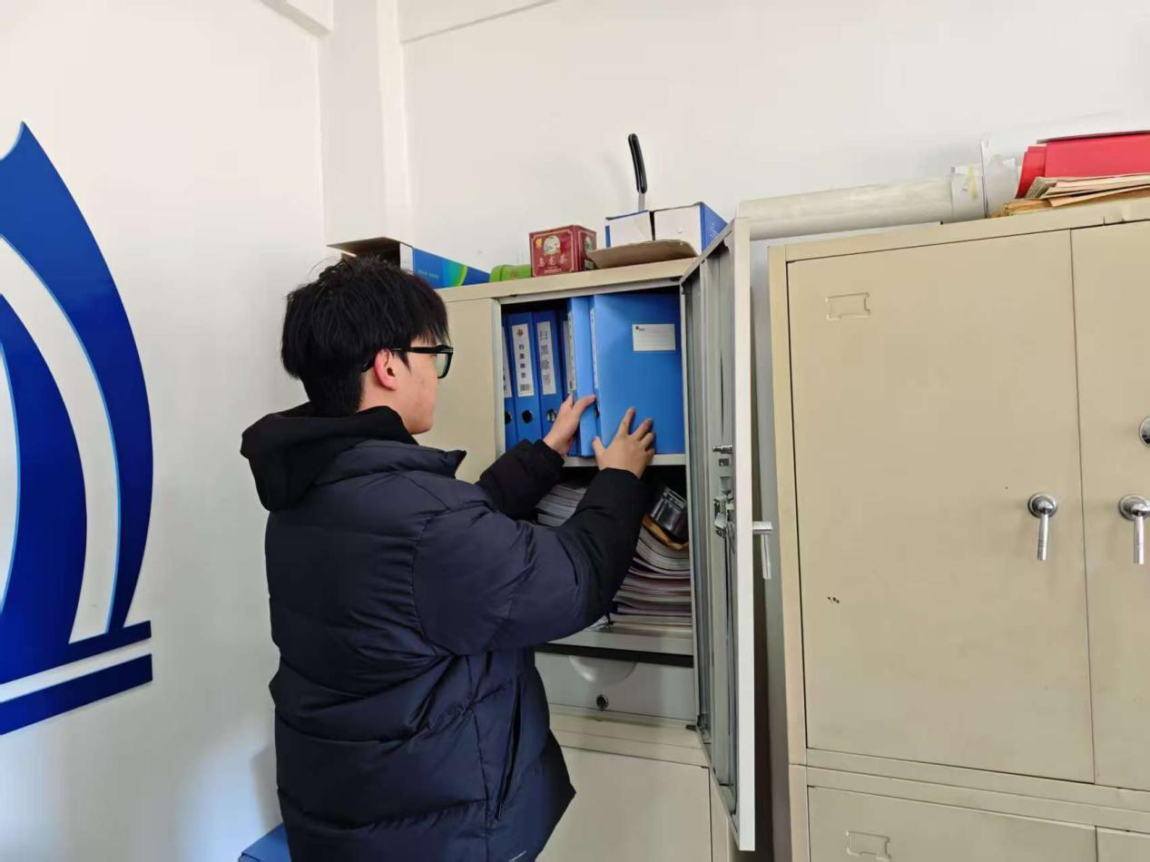 上图为实践小组成员刁宇庭同学在朝阳市双塔区凌河街道办事处帮工作人员整理档案