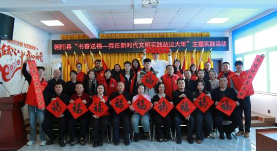 图为陆欣冉实践中与工作人员合影