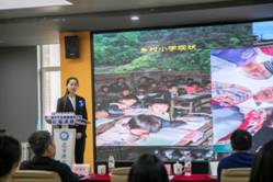 一群小孩在电视前低可信度描述已自动生成